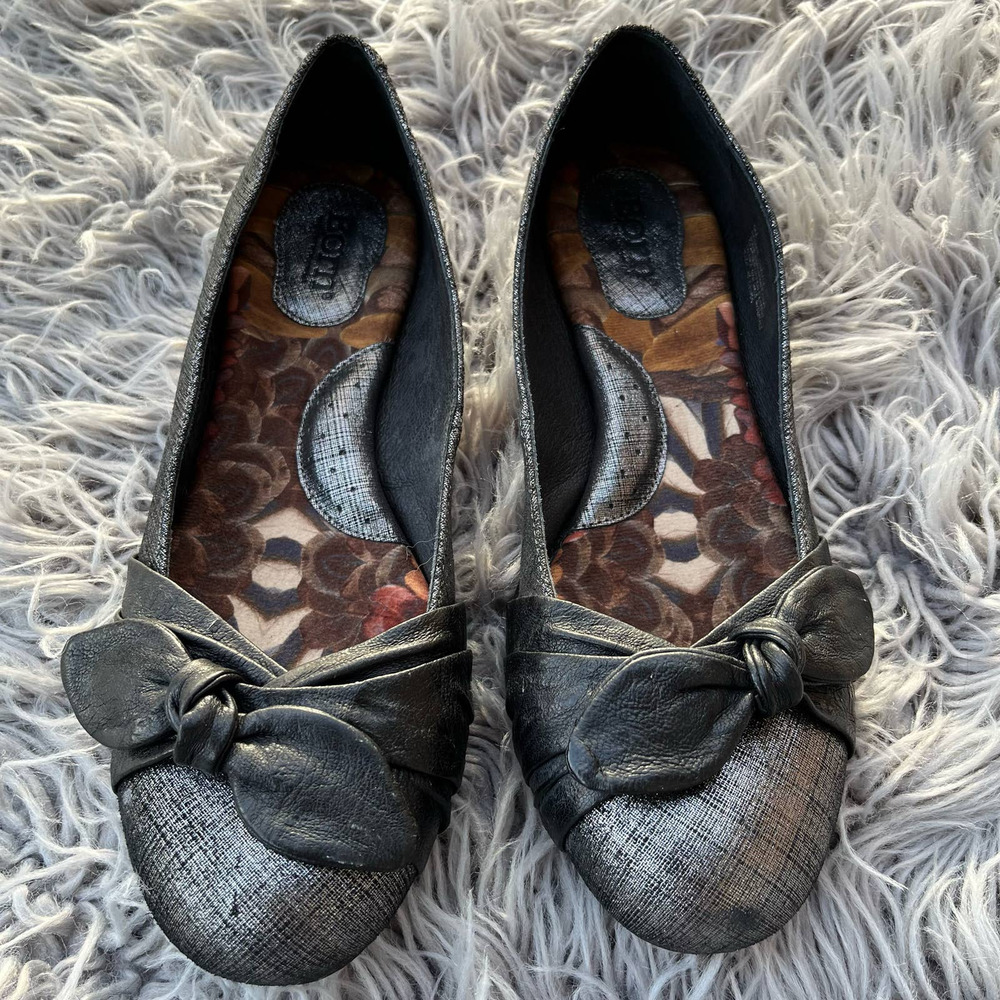 Born Molly Leather Ballerina Flats Metallic Silver Black Bow Slip On Shoes Sz 9